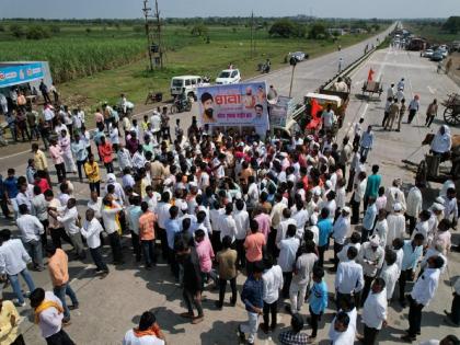 rastaroko on Ausa-Tuljapur highway; Demand to declare drought | औसा-तुळजापूर महामार्गावर छावाचा रास्ता रोको; कोरडा दुष्काळ जाहीर करण्याची मागणी