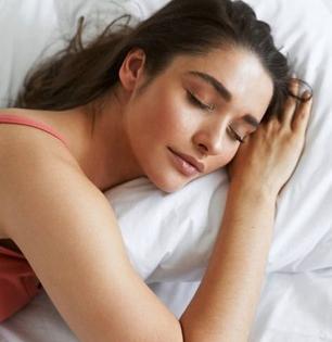 झोपेच्या अनेक समस्यांनी हैराण ? आयुर्वेदानुसार झोपेचे ५ नियम करा फॉलो... लागेल शांत व गाढ झोप...