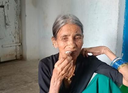 15 years this old woman is alive only by eating chalk does not eat food reason will surprise you | ऐकावं ते नवलच! 15 वर्षांपासून ही वृद्ध महिला फक्त खडू खाऊनच जिवंत; खात नाही अन्न