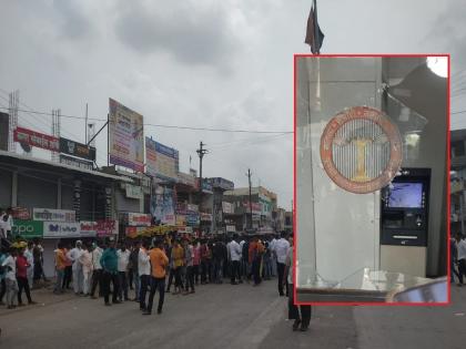 Protesters throw stones at police in Majalgaon; Banks and hotels were broken into | माजलगावात आंदोलकांची पोलीसांवर दगडफेक; बँक, हॉटेल फोडले