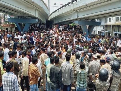 Strict lockdown in Chhatrapati Sambhajinagar; Roadblocks and slogans everywhere | छत्रपती संभाजीनगरात कडकडीत बंद; ठिकठिकाणी रस्तारोको अन् घोषणाबाजी