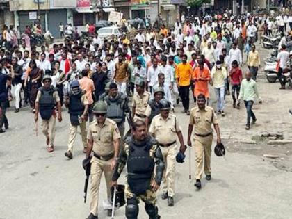 Youth pelted stones at Shinde group office in Nanded bandh | नांदेड बंदमध्ये शिंदे गटाच्या कार्यालयावर तरुणांची दगडफेक