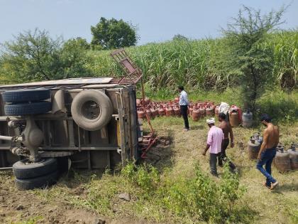 The driver fell asleep, the truck full of gas cylinders overturned | मोठी दुर्घटना टळली! चालकाला डुलकी लागली अन् गॅस सिलेंडरने भरलेला ट्रक उलटला