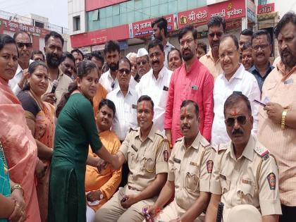 Unique movement in Nilangya; Donate blood of youth, tie rakhi to police and save for protection | निलंग्यात अनोखे आंदोलन; मराठा आंदोलकांचे रक्तदान, पोलिसांना राखी बांधून रक्षणासाठी साकडे