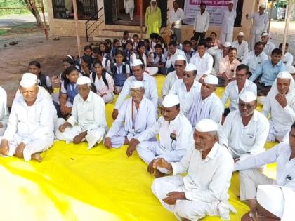 Give reservation to Marathas, give justice to Nirbhaya; Demand of Kopardi villagers: hunger strike with schoolgirls in the village | मराठ्यांना आरक्षण द्या, निर्भयाला न्याय द्या; कोेपर्डी ग्रामस्थांची मागणी: गावात विद्यार्थिनींसह उपोषण