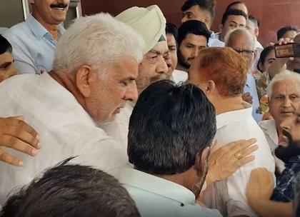 bhupender singh hooda and randeep surjewala supporter clashed in congress worker meeting in karnal | तुफान राडा! काँग्रेसमध्ये गटबाजी, हुड्डा-सुरजेवाला समर्थकांमध्ये हाणामारी; लाथा-बुक्क्यांनी मारहाण