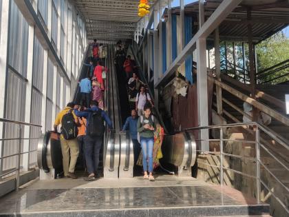 Inauguration of another automatic escalator in the west at Diva railway station! | दिवा रेल्वे स्थानकात पश्चिमेला आणखी एका स्वयंचलित जिन्याचे लोकार्पण!