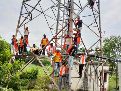 Youth protest by climbing the tower in Goregaon; Slogans for Maratha reservation | गोरेगावात टॉवरवर चढून तरुणांचे आंदोलन; मराठा आरक्षणासाठी घोषणाबाजी