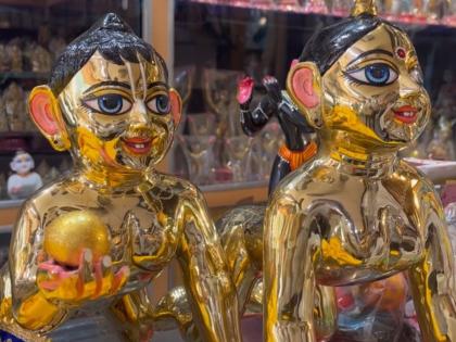 mathura daughter became crazy about lord krishna father ordered idol worth rs 10 lakh | भगवान श्रीकृष्णाच्या भक्तीत तल्लीन झाली लेक; वडिलांनी ऑर्डर केली तब्बल 10 लाखांची मूर्ती