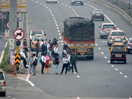 Unauthorized passenger traffic on Mumbai Pune Expressway zero km | मुंबई पुणे द्रुतगती महामार्ग शुन्य किमीवर अनधिकृत प्रवासी वाहतूक