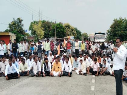 Rasta roko protest at Gaur, Kavthapati to protest lathi charge | लाठीचार्जच्या निषेधार्थ गौर, कवठापाटी येथे रास्ता रोको आंदोलन