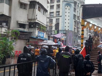 Heavy presence of rain at Dahihandi, displeasure among Govinda teams | दहीहंडीला पावसाची दमदार हजेरी, गोविंदा पथकांमध्ये नाराजी