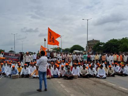 Maratha society aggressive; Solapur-Hyderabad highway blocked, Boramnit road blocked | मराठा समाज आक्रमक; सोलापूर-हैदराबाद महामार्ग रोखला, बोरामणीत रास्ता रोको