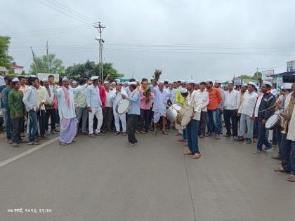 Help 50,000 hectares by announcing drought, farmers blocked the road | काेरडा दुष्काळ जाहीर करुन हेक्टरी ५० हजारांची मदत करा, शेतकऱ्यांनी केला रास्तारोको