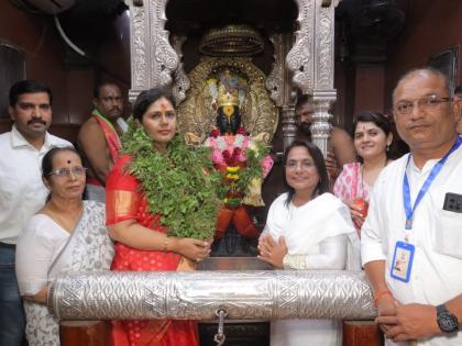 "I am different from Munde Saheb and only time will decide I will be next to them..."; Pankaja Munde took darshan of Vitthal | "मी मुंडे साहेबांपेक्षा वेगळी अन् काळच ठरवेल मी त्यांच्या पुढची..."; पंकजा मुंडेंनी घेतलं विठ्ठलाचं दर्शन