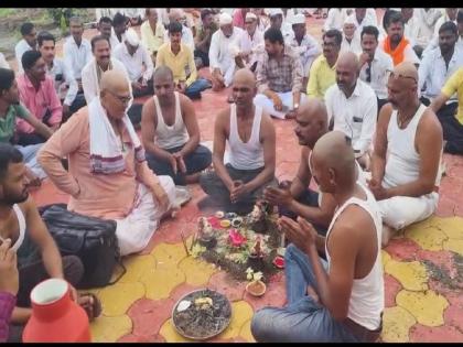 288 youths mundan for Maratha reservation; The government did a symbolic Dasakriya ritual! | मराठा आरक्षणासाठी २८८ तरूणांचे मुंडण; सरकारचा केला प्रतीकात्मक दशक्रिया विधी!