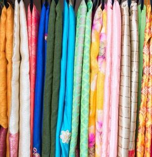 साड्या ठेवण्यासाठी कपाटात जागाच उरली नाही ? १ सोपी ट्रिक, छोट्याशा कपाटातही राहतील भरपूर साड्या...