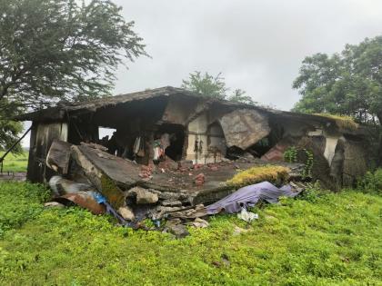 Grandfather and grandson were killed when the wall of the house collapsed at Nalvadpada in Dindori taluka | दिंडोरी तालुक्यातील नळवाडपाडा येथे घराची भिंत कोसळून आजोबासह नातू ठार