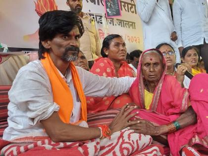 'Sir, give reservation, my baby has no food and water'; Manoj Jarange's mother at the place of hunger strike in Aantrawali Sarati | 'साहेब,आरक्षण द्या, माझ्या बाळाला अन्नपाणी नाही'; उपोषणस्थळी जरांगेंच्या आईंना अश्रू अनावर