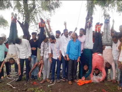 Protest by hanging upside down from a tree demanding Maratha reservation | मराठा आरक्षणाची मागणी करत झाडाला उलटे लटकून आंदोलन