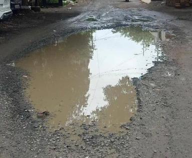 Who brought the moon to Akola? On the bad condition of the roads in the city Adv. Prakash Ambedkar's tweet! | अकोल्यात चंद्र कोणी आणला? शहरातील रस्त्यांच्या दुरवस्थेवर ॲड. प्रकाश आंबेडकरांचे खोचक ट्विट!