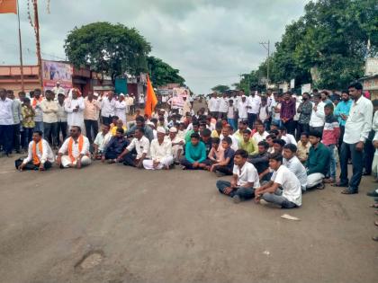 Rastraroko movement on Murud-Latur route for Maratha reservation | मराठा आरक्षणासाठी मुरुड-लातूर मार्गावर रास्तारोको आंदोलन