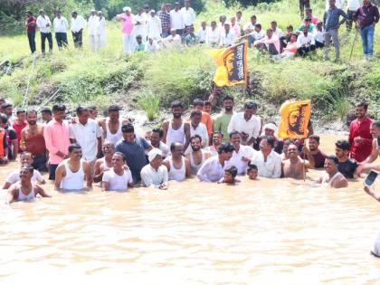 Bhoyrekar's half-hour water burial protest in the river for Maratha reservation | मराठा आरक्षणासाठी भोयरेकरांचे नदीत अर्धा तास जलसमाधी आंदोलन