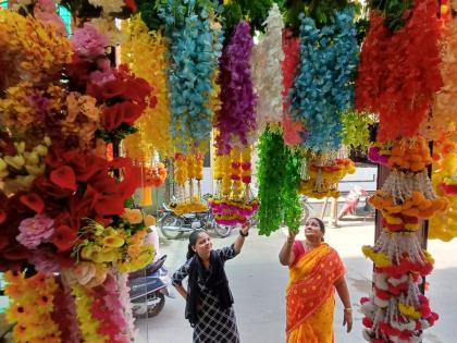 China material has a foothold in Solapur, this year Gauri Aras with self-made plastic flowers | चायना मटेरियलला सोलापुरात पायबंद, यंदा गौरी आरास स्वनिर्मित प्लास्टिक फुलांनी