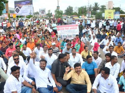 India went to the moon but we went to the mud; Angry citizens blocked the road for the road | भारत गेला चंद्रावर, आम्ही मात्र चिखलावर; रस्त्यासाठी संतप्त नागरिकांनी रोखला रस्ता