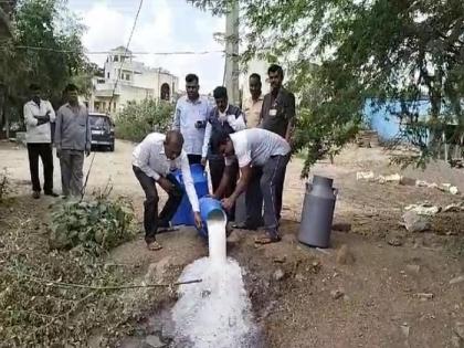 248 liters of milk from Kanifnath milk collection center destroyed; Second consecutive action in Ashti | कानिफनाथ दुध संकलन केंद्रातील २४८ लिटर दुध नष्ट; आष्टीत सलग दुसरी कारवाई