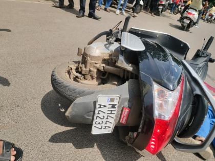 Students die after being crushed under a bus in Latur, incident on Barshi Road | लातुरात कोचिंग क्लासेसला जाणाऱ्या मुलींच्या मोपेडला बसची धडक; एकीचा मृत्यू, एक जखमी