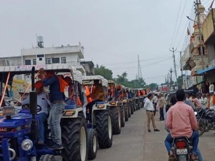 Due to Lumpy, the Bull Shed is closed, but the Tractor Shed is in high spirits. | लम्पीमुळे बैलपोळा बंद, पण ट्रॅक्टर पोळा उत्साहात, जपली जाते ट्रॅक्टर पोळ्याची परंपरा