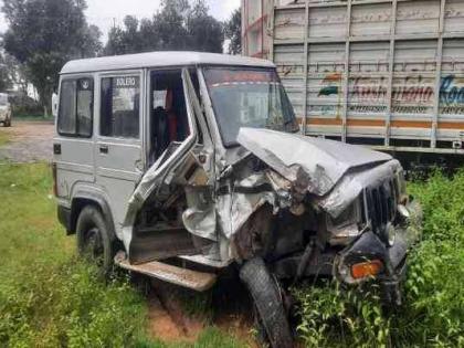 criminals were running away after uprooting atm in jamtara then there was collision with truck | ATM घेऊन पळून जात होते चोरटे; तितक्यात झाला भीषण अपघात, ट्रकला जोरदार धडक अन्...