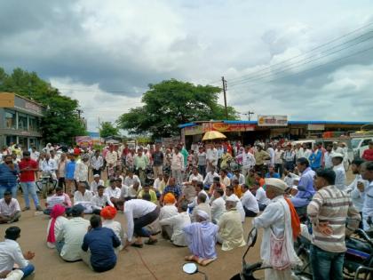 Declare a drought; Hyderabad - Shirdi route blocked by aggressive farmers' sons | कोरडा दुष्काळ जाहीर करा; आक्रमक शेतकरीपुत्रांनी रोखला हैदराबाद - शिर्डी मार्ग