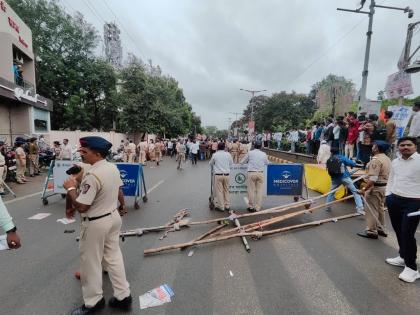 After crossing the barricading, MP Jalil, the protestors proceeded to the venue of the cabinet meeting | मंत्रीमंडळ बैठकीवर आदर्श बँक ठेवीदारांचा मोर्चा; आंदोलकांनी बॅरिगेटिंग तोडल्याने गोंधळ