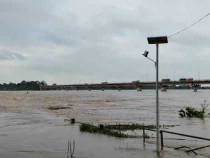 Kardha Bridge submerged, Vainganga at one and a half meters above the danger level | कारधा पूल बुडाला, वैनगंगा धोक्याची पातळी ओलांडून दीड मीटरवर