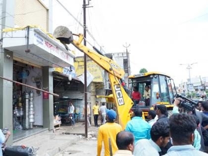 The administration bowed down to the mass agitation; Bulldozer on road encroachment in Bhokar city | जन आंदोलनापुढे प्रशासन नमले; भोकर शहरातील रस्त्यांवरील अतिक्रमणावर बुलडोझर