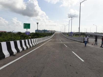 One lane of the stalled Jasai flyover was finally opened for traffic on the occasion of Engineer's Day | अभियंता दिनाचे औचित्य साधून अखेर रखडलेल्या जासई उड्डाणपूलावरील एक मार्गिका वाहतूकीसाठी खुली