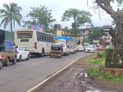 Traffic jam at Mangaon on Mumbai Goa highway, chakarmani stuck in traffic jam | मुंबई गोवा महामार्गावर माणगाव येथे वाहतूक कोंडी, चाकरमानी अडकले वाहतूक कोंडीत