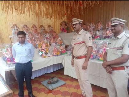 Five inmates created adorable Ganesha idols made of eco-friendly Shadu clay | पाच कैद्यांनी तयार केल्या पर्यावरण पूरक शाडू मातीच्या मनमोहक गणेश मूर्ती