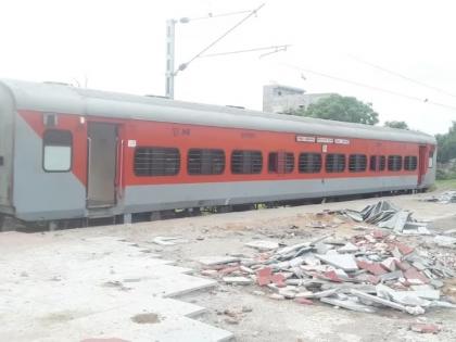 train divided into two parts coupling breakage kushinagar express kanpur railway station | अचानक ट्रेनचे डबे इंजिनपासून वेगळे, मध्यरात्री कपलिंग तुटल्याने झालं असं काही...