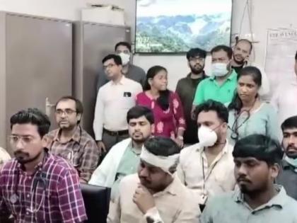 after death of girl girl govt hospital family beat up doctor in jamshedpur | रुग्णालयात उपचारादरम्यान मुलीचा मृत्यू; संतप्त कुटुंबीयांनी डॉक्टरला केली बेदम मारहाण