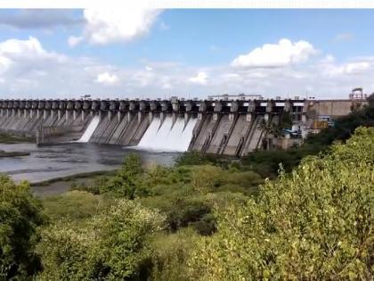 four thousand cusecs of water released from ujani dam | उजनीतून चार हजार क्युसेकने सोडले पाणी; कार्तिकी एकादशीला भाविकांचे होणार स्नान