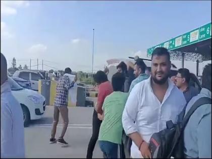 Sonipat toll bjp leader and toll employee clashed with each other | दे दणादण! राष्ट्रीय महामार्गावर टोल कर्मचारी आणि भाजपा नेत्यांमध्ये राडा, जोरदार हाणामारी