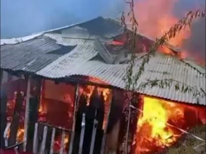 kullu house caught fire after cylinder lpg gas leak mother father and daughter injured | कुल्लूमधील घराला भीषण आग, 9 खोल्या जळून खाक; आई-वडिलांसह चिमुकली भाजली