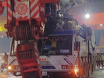 After the road cleaning in Thane, the crane that lays the metro girder 'this' turned out to be Gujarat Passing! | ठाण्यात रस्ता सफाई पाठोपाठ मेट्रो गर्डर टाकणारी क्रेन 'ही' निघाली गुजरात पासिंगचीच! 