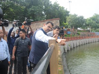 Deputy Chief Minister Devendra Fadnavis on field inspected the flood damaged settlements | उपमुख्यमंत्री देवेंद्र फडणवीस ऑन फिल्ड, पुराने नुकसान झालेल्या वस्त्यांची केली पाहणी