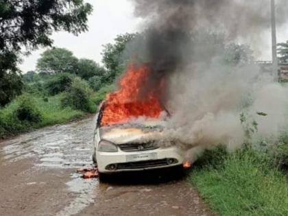 The plan to steal the goats failed as the car got punctured: they set fire to the car and escaped | कार पंक्चर झाल्याने बकऱ्या चोरण्याचा डाव फसला, कारला पेटवून देत काढला पळ