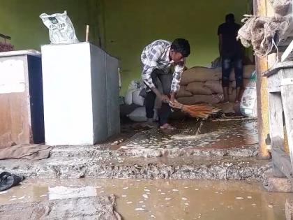 Rain water entered the house; Soaked grains with beans in washim | वाशिममध्ये पावसाचे पाणी घरात घुसले; सोयाबीनसह धान्य भिजले