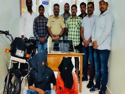 2 theft who ran away with mobile phones were arrested, 23 mobile phones were seized | माेबाइल हिसकावत पळ काढणाऱ्या २ चाेरट्यांच्या मुसक्या आवळल्या